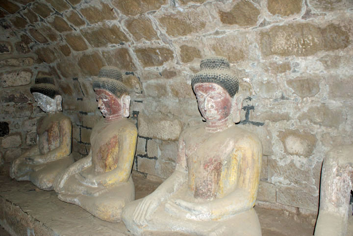 Shittaung Pagode, Buddhafiguren im Inneren der Pagode
